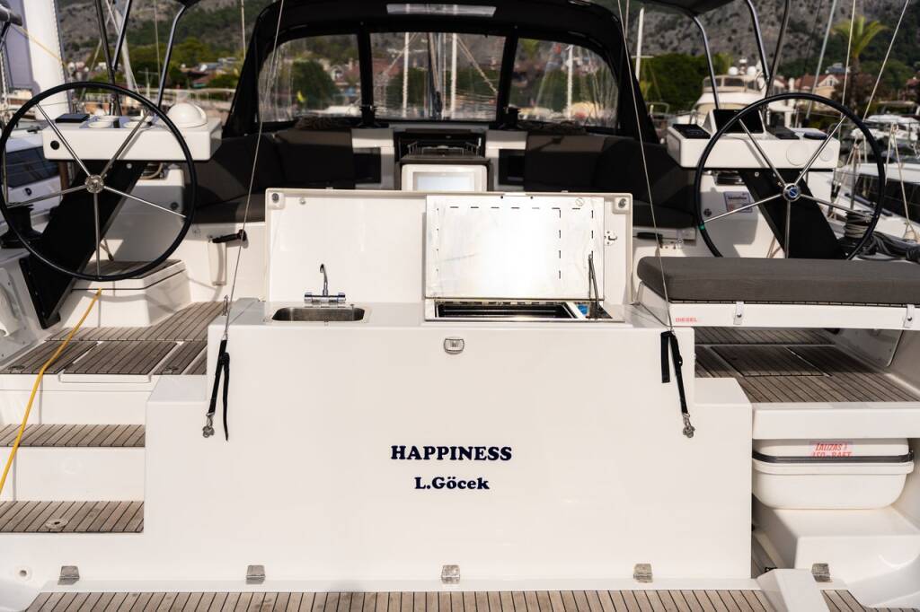Dufour 470, Happiness