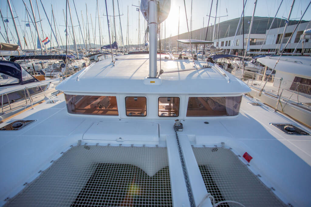 Lagoon 400 S2 Treanne (Cabin charter) starboard bow