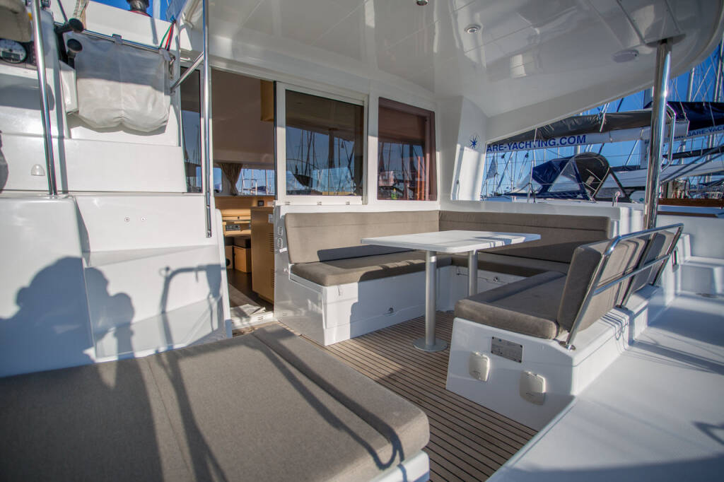 Lagoon 400 S2, Treanne (Cabin charter) starboard bow