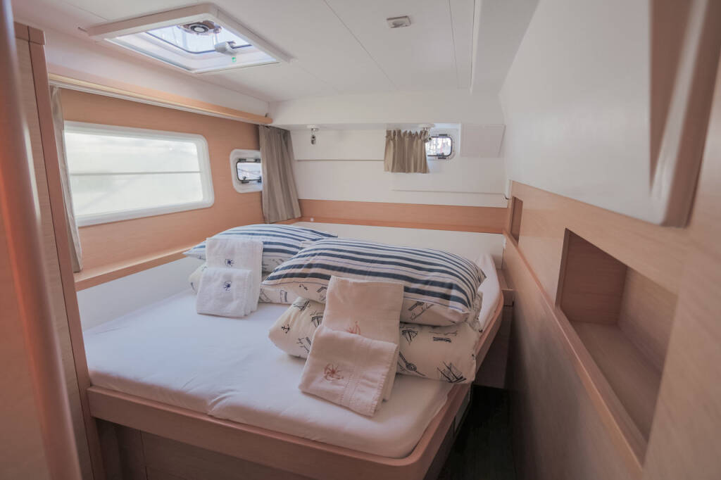 Lagoon 400 S2, Treanne (Cabin charter) starboard bow