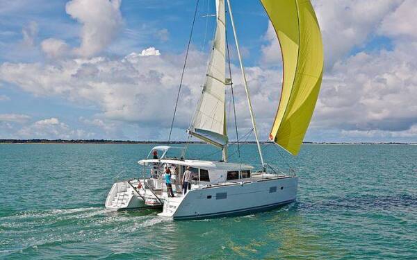 Lagoon 400 S2 Treanne (Cabin charter) starboard bow