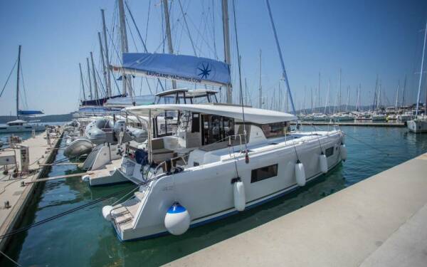 Lagoon 42, (Cabin charter) starboard bow